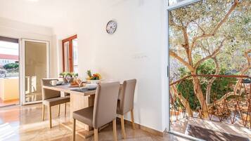 Family House, 2 Bedrooms, Terrace | In-room dining