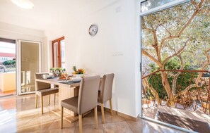 Familienhaus, 2 Schlafzimmer, Terrasse | Essbereich im Zimmer