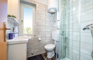 Maison familiale, 2 chambres, terrasse | Salle de bain | Douche, articles de toilette (gratuits), séchoir à cheveux