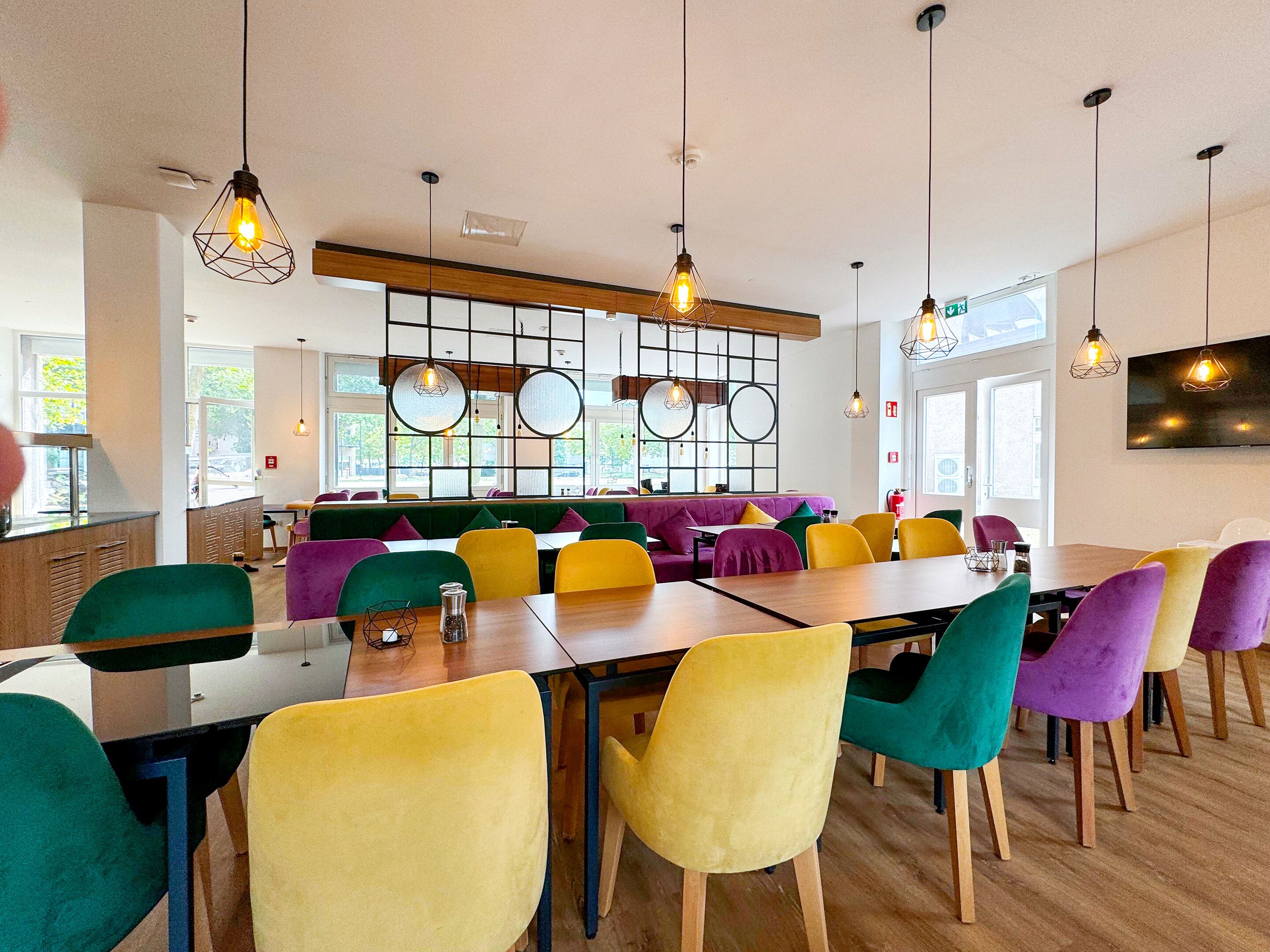 Desayuno buffet (EUR 19.9 por persona) 