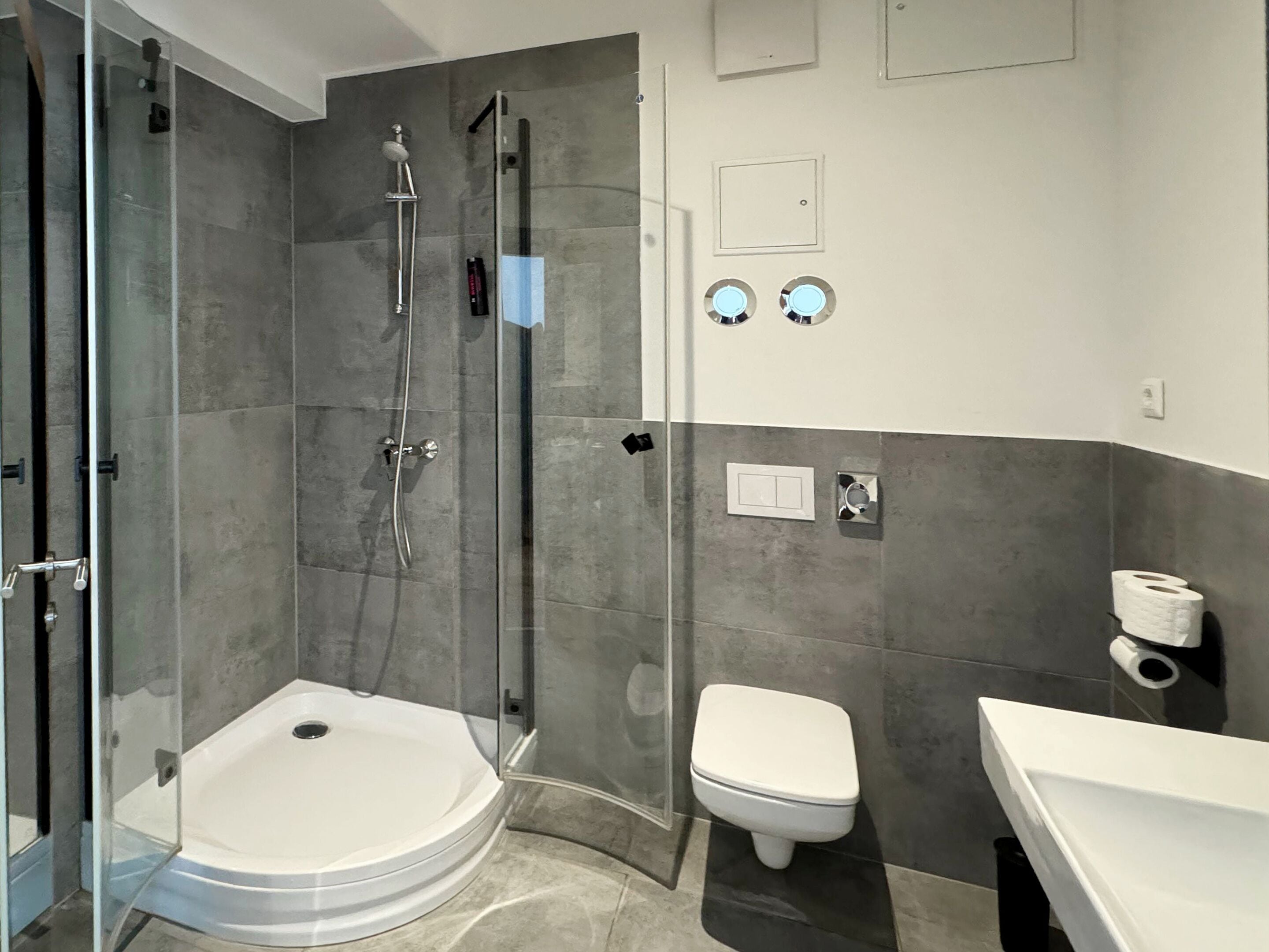 Dusche, Haartrockner, Handtücher, Seife