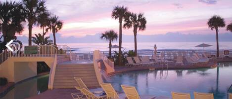 Una piscina cubierta, una piscina al aire libre