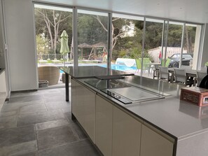 Jääkaappi, mikroaaltouuni, uuni, liesi