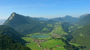 A mountainous landscape with a small town nestled among green fields and a lake. - Aparthotel Buchauer.Tirol in a natural paradise (Vorderthiersee)