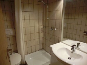Douche, séchoir à cheveux, serviettes fournies, savon