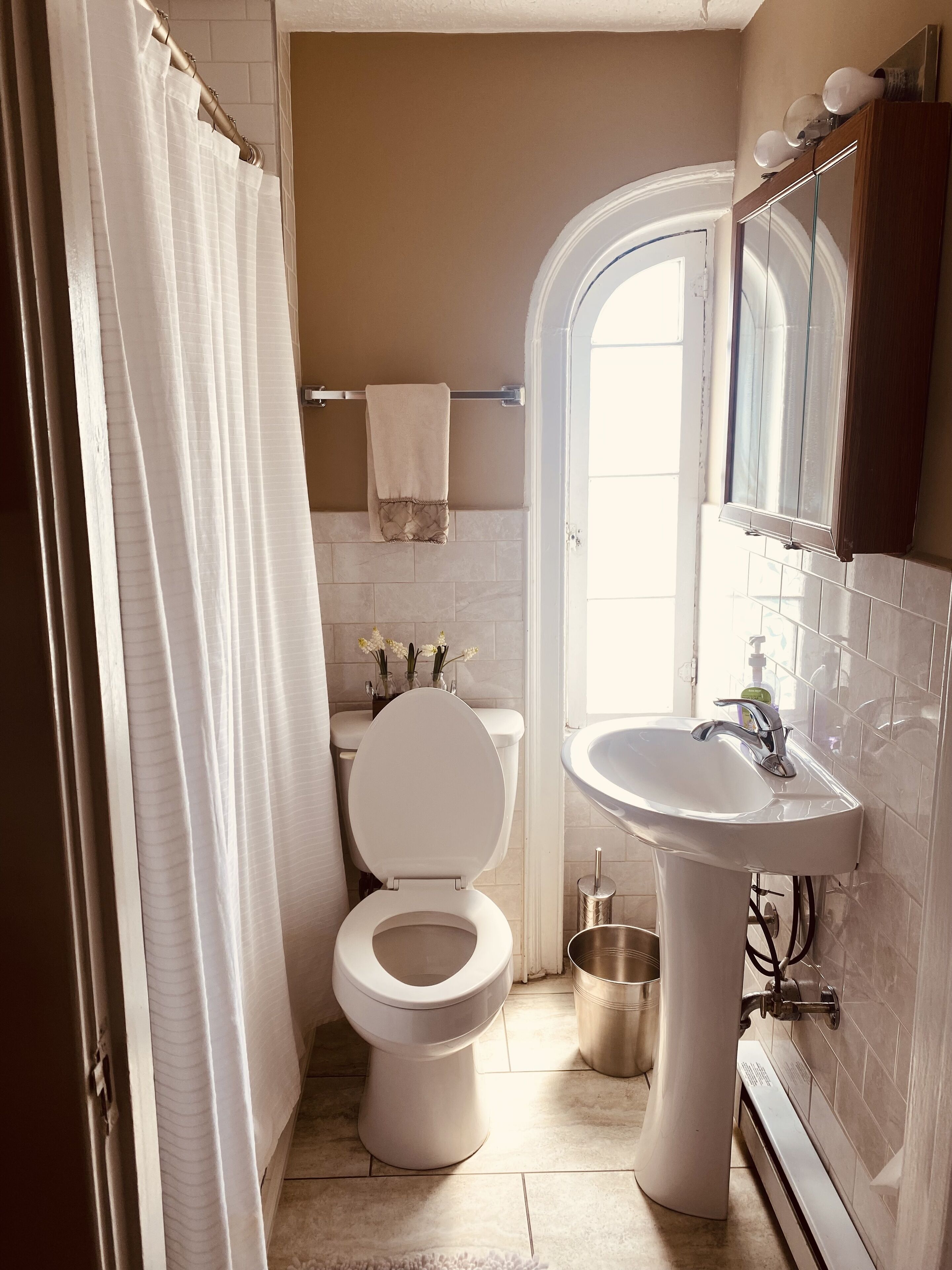 Een douche, een haardroger, handdoeken, zeep