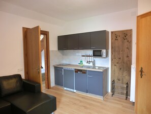 Kühlschrank, Mikrowelle, Herdplatte, Geschirrspüler