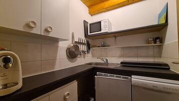 Kühlschrank, Mikrowelle, Herdplatte, Geschirrspüler