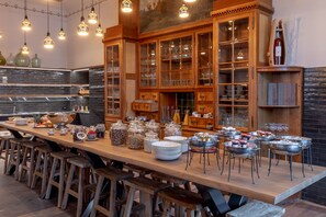 Free daily buffet breakfast  - ALPINE INN Davos (Davos)