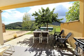 Outdoor dining - Les Sens Ciel - Quincie-en-beaujolais (Quincie-en-Beaujolais)