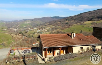 GĂźte Ă la Ferme "Le Mirador" Ă Courzieu, dans le Lyonnais - RhĂŽne.