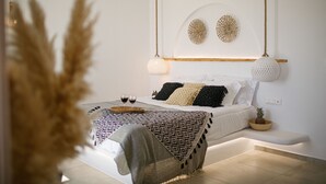 Un dormitorio moderno con cama, mesita de noche y decoración mural.