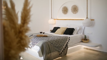 Un dormitorio moderno con cama, mesita de noche y decoración mural.
