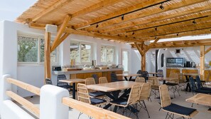 Poolside bar - Naxos Earth Suites (Naxos)