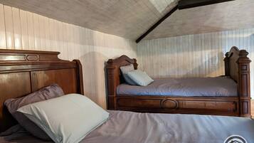 2 bedrooms, travel crib, free WiFi