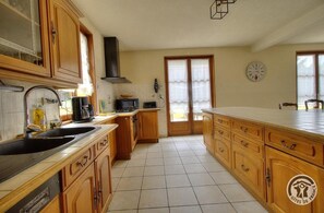 Een koelkast, een microgolfoven