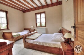 4 habitaciones, tabla de planchar con plancha y cuna de viaje