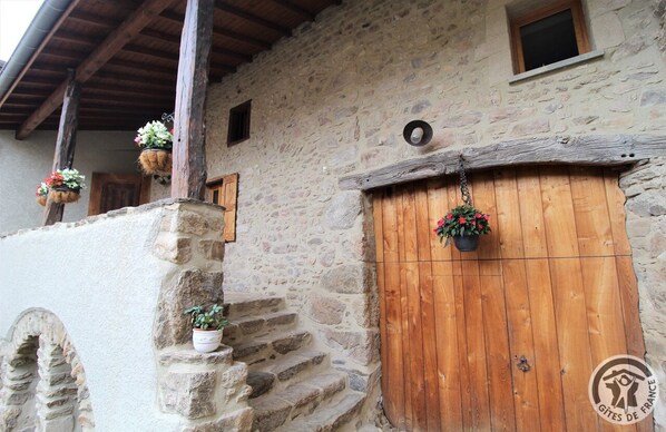 Exterior detail - Le Dolmen - Vaugneray - St-laurent-de-vaux (VAUGNERAY - ST-LAURENT-DE-VAUX)