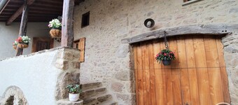 Le Dolmen - VAUGNERAY - ST-LAURENT-DE-VAUX