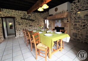 Dining - Le Dolmen - Vaugneray - St-laurent-de-vaux (VAUGNERAY - ST-LAURENT-DE-VAUX)