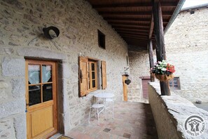 Outdoor dining - Le Dolmen - Vaugneray - St-laurent-de-vaux (VAUGNERAY - ST-LAURENT-DE-VAUX)