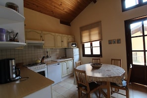 Microwave, oven, dishwasher, coffee/tea maker