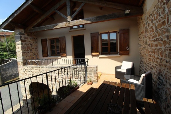 "Gîte Les Bourrons" à VAUXRENARD dans le Beaujolais (Rhône) : la terrasse.