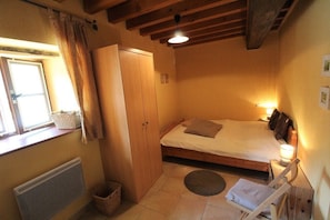 2 chambres, fer et planche à repasser, lit de bébé portatif