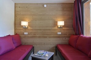 Interior - Ski-in/ski-out & foot of the slopes, 6th floor, balcony, tv, ski locker, 28m², La Plagne (La Plagne)