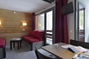 Interior - Ski-in/ski-out & foot of the slopes, 6th floor, balcony, tv, ski locker, 28m², La Plagne (La Plagne)