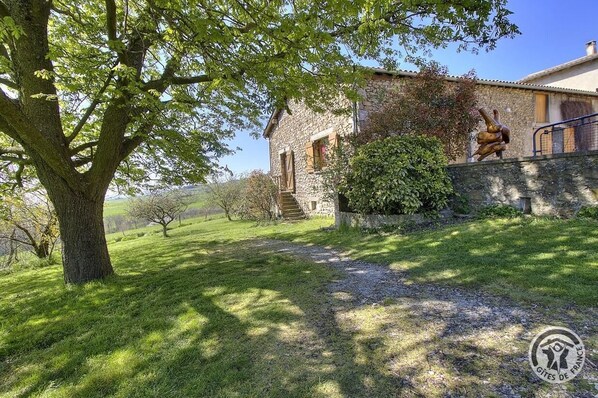 Property grounds - "Chez Odile et Georges" (CONDRIEU)