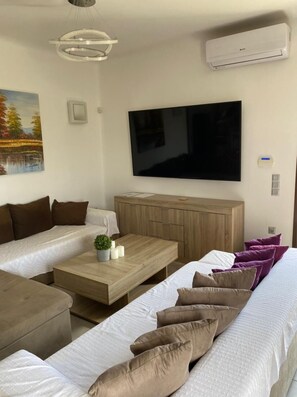 Villa, 1 camera da letto | Area soggiorno | TV a schermo piatto