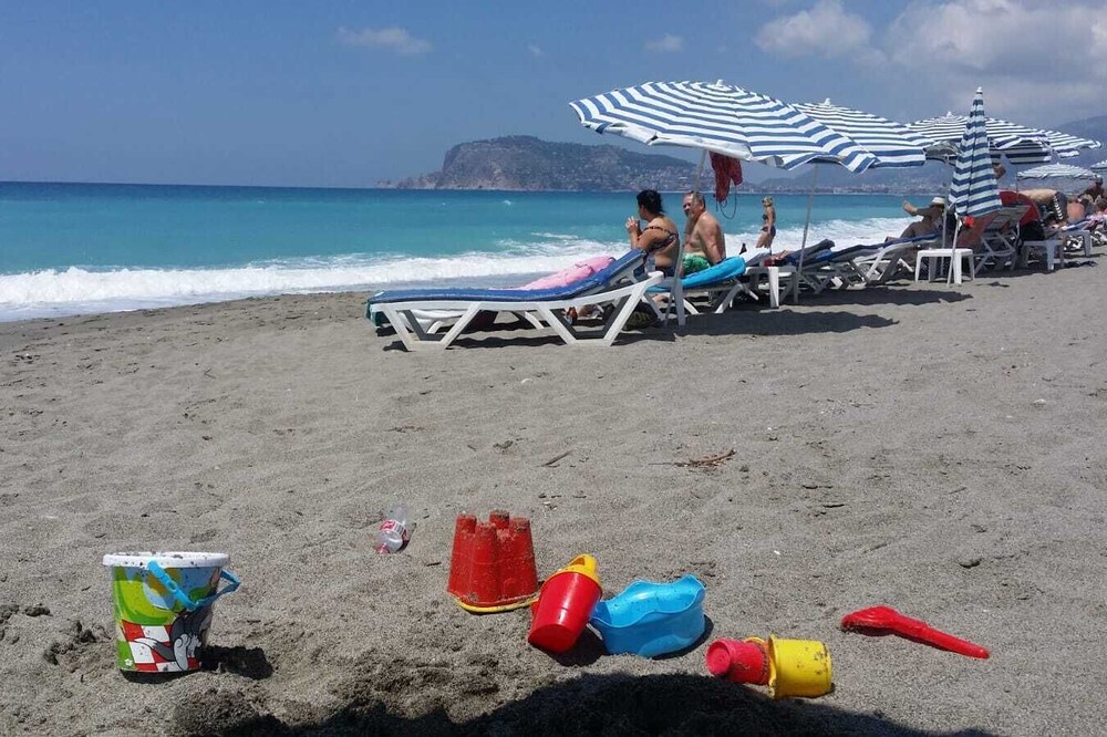 3 minutes to the beach! Spacious and silent suite with pool.