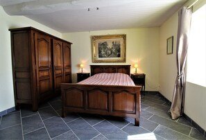 4 bedrooms, travel cot, Internet