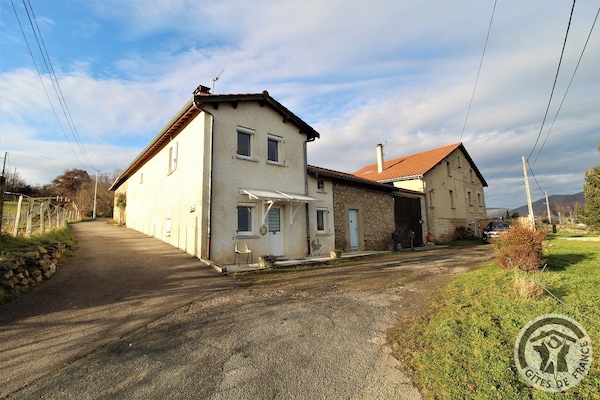 Le "Gîte du Soly 2" - étage - à Thurins dans les Coteaux du Lyonnais (Rhône) : la maison comportant les 2 gîtes.