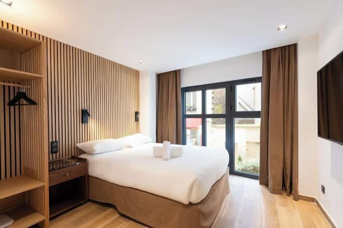 1 quarto, roupas de cama premium, cofres nos quartos, cortinas blackout