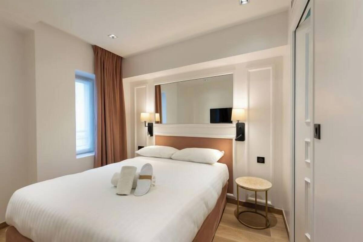 Premium bedding, in-room safe, blackout curtains, soundproofing