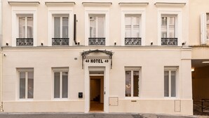 A building with a sign reading "43 HOTEL 43" above the entrance. - Hotel au Coeur de Republique (Paris)
