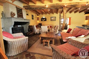 Tv, eldstad och ett bordtennisbord