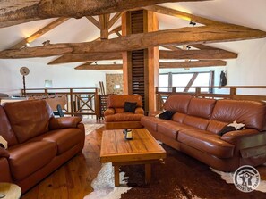 Unclassified image, 2 of 43, button