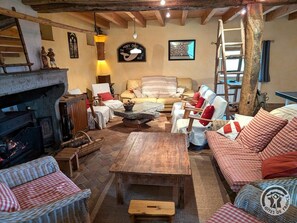 Een televisie, een open haard en een tafeltennistafel