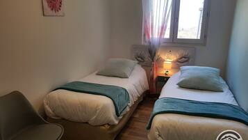 2 bedrooms, travel crib, free WiFi