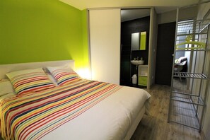 2 bedrooms, travel crib, free WiFi
