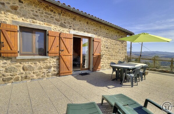 Outdoor dining - Gîte des Ormes in Pomeys - POMEYS (POMEYS)