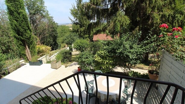 A balcony with a view of a garden, a table, and chairs. - La Colombière - SAINT-SYMPHORIEN-D'OZON (Saint-Symphorien-d'Ozon)