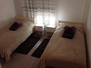 2 slaapkamers, een strijkplank/strijkijzer, reisbedje, gratis wifi