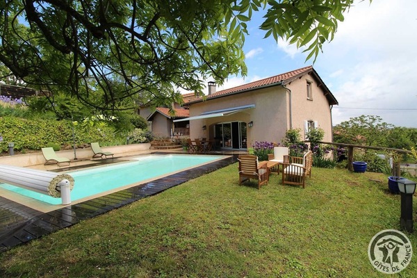 'Gîte des Vallons' à Vaugneray (Rhône - Ouest Lyonnais) : le jardin avec piscine.