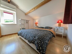 2 quartos, ferros/tábuas de passar roupa, berço de viagem