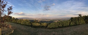 Vista panorámica de un paisaje montañoso con vegetación densa y cielo despejado.