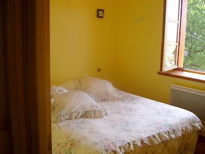 2 bedrooms, travel crib, free WiFi